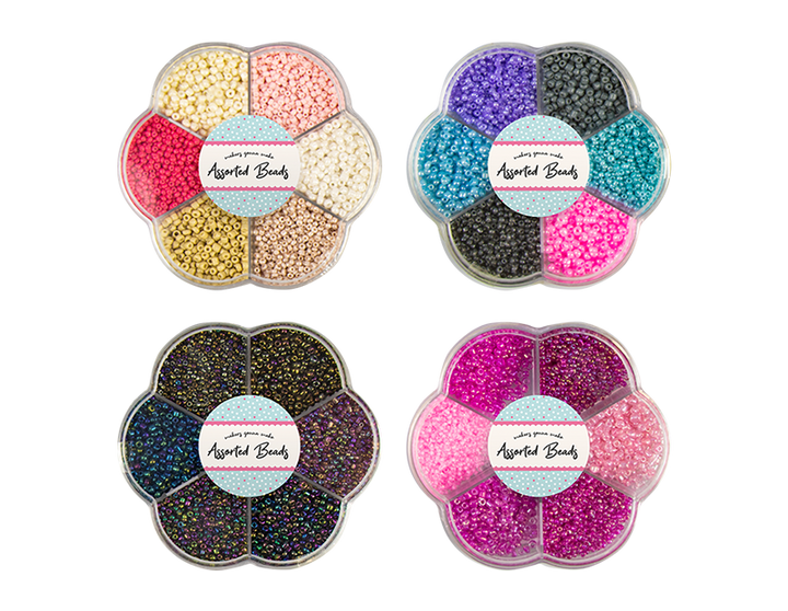 Sortiment af små perler i forskellige størrelser og farver. Disse perler, der typisk bruges til broderi, limning på overflader eller andre smarte udsmykninger, er en afgørende komponent til enhver håndværkers samling. Perlerne leveres i en gennemsigtig, blomsterformet beholder med låg med de forskellige perletyper adskilt i 'blade' rum.